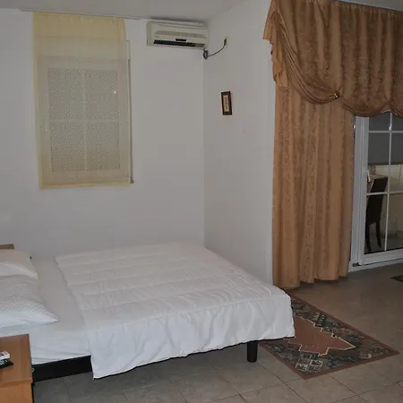 לינה וארוחת בוקר Promenade מדולין