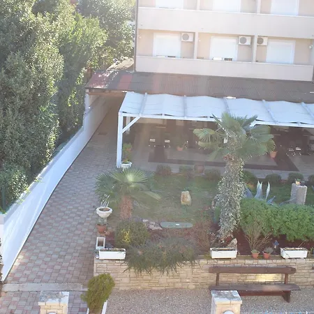 לינה וארוחת בוקר Promenade 3*