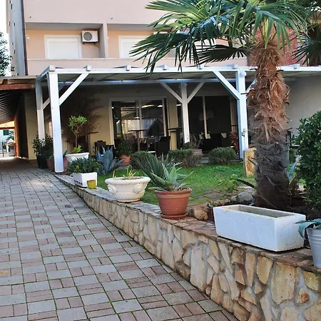 Promenade לינה וארוחת בוקר 3*