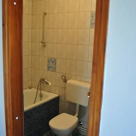 לינה וארוחת בוקר Promenade מדולין